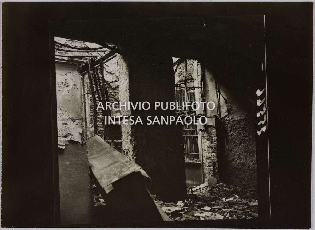 Interno del magazzino Upim, in corso Vittorio Emanuele II, a Milano, distrutto dai bombardamenti e ingombro di macerie