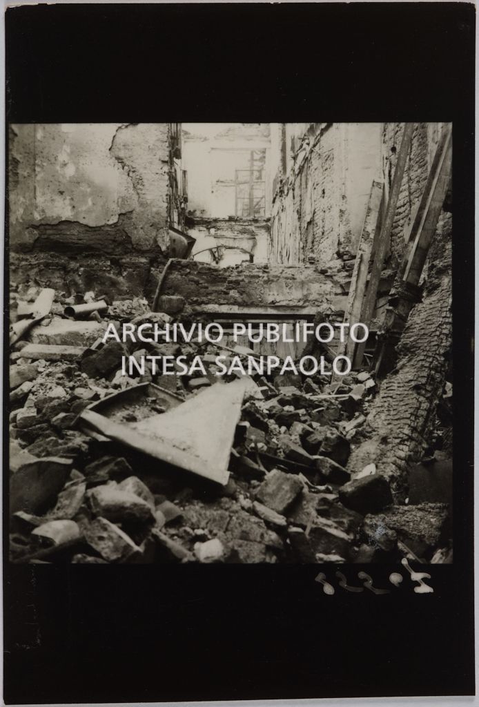 Interno del magazzino Upim, in corso Vittorio Emanuele II, a Milano, distrutto dai bombardamenti e ingombro di macerie