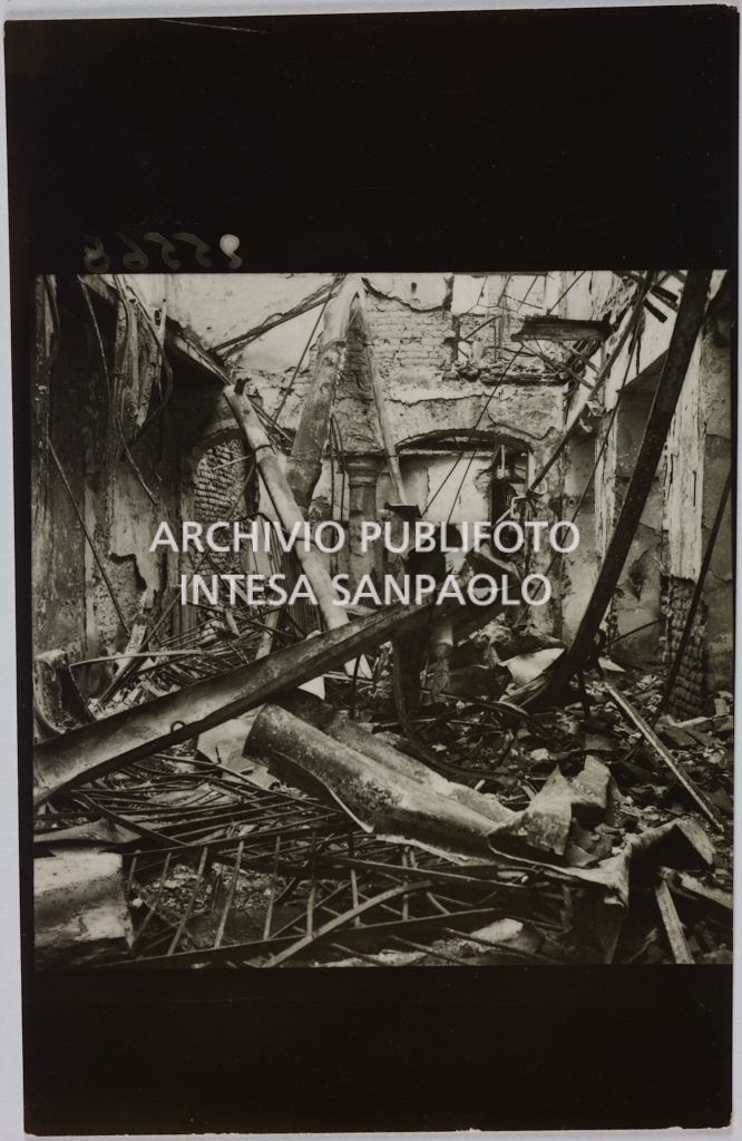 Interno del magazzino Upim, in corso Vittorio Emanuele II, a Milano, distrutto dai bombardamenti e ingombro di macerie