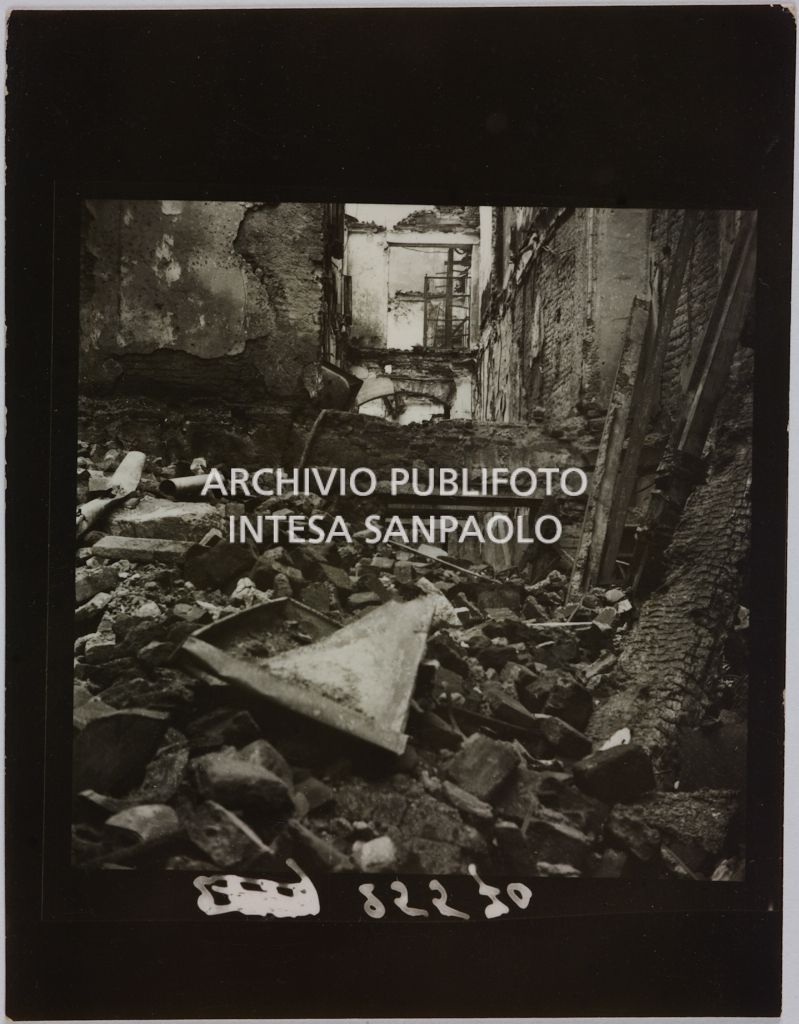 Interno del magazzino Upim, in corso Vittorio Emanuele II, a Milano, distrutto dai bombardamenti e ingombro di macerie