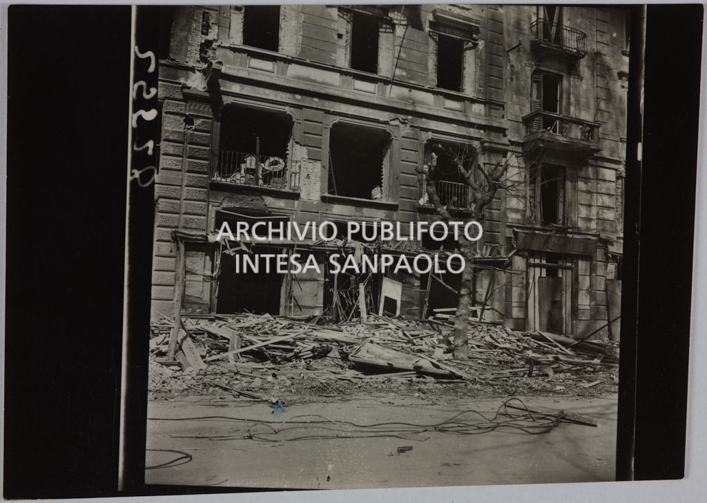 Esterno del magazzino Upim, in corso Ventidue Marzo, a Milano, gravemente danneggiato dai bombardamenti e ingombro di macerie