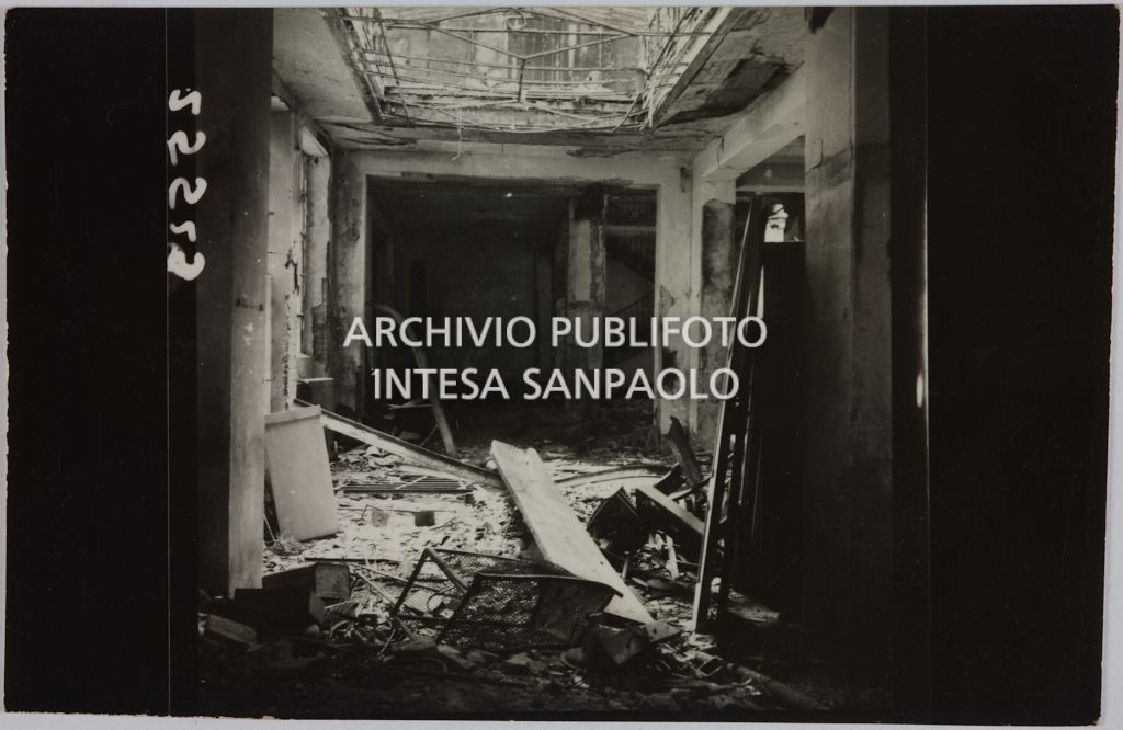 Interno del magazzino Upim, in corso Ventidue Marzo, a Milano, distrutto dai bombardamenti e ingombro di macerie