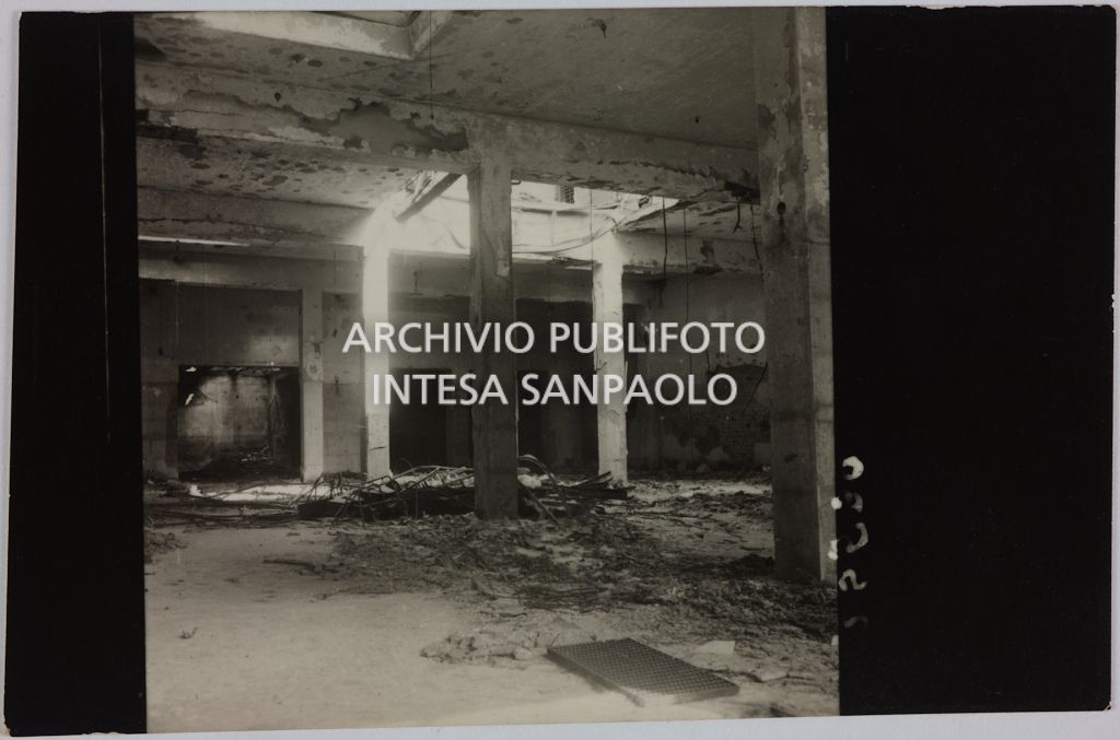 Interno del magazzino Upim, in corso Ventidue Marzo, a Milano, distrutto dai bombardamenti e ingombro di macerie