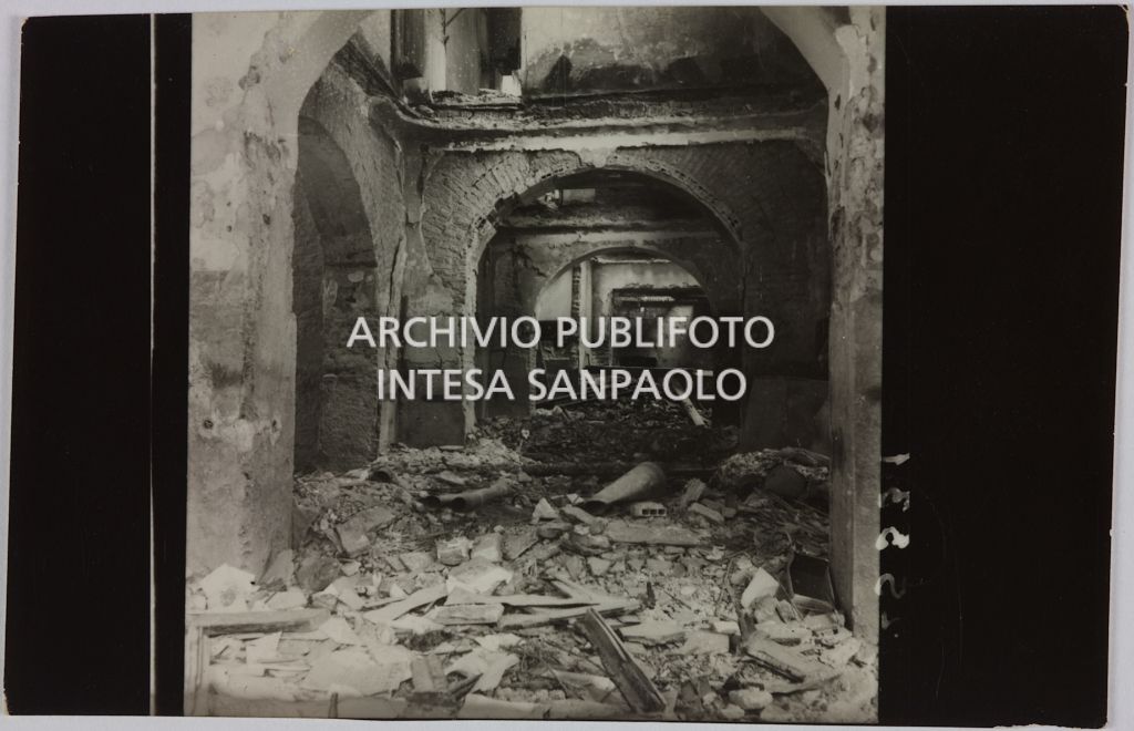 Interno del magazzino Upim, in corso Ventidue Marzo, a Milano, distrutto dai bombardamenti e ingombro di macerie