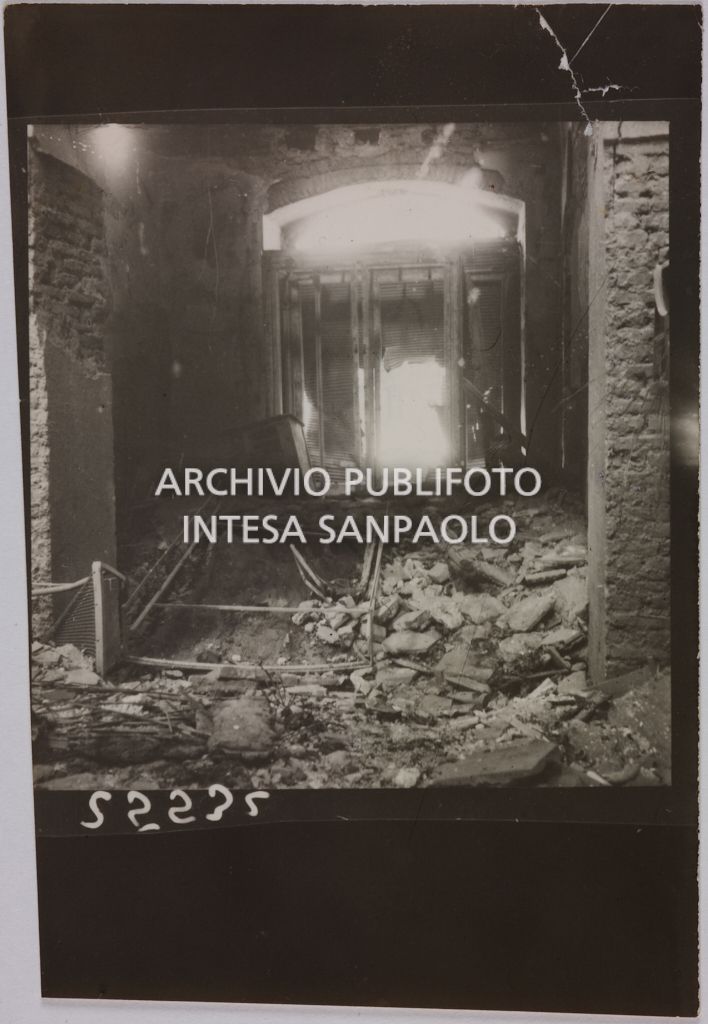 Interno del magazzino Upim, in corso Ventidue Marzo, a Milano, distrutto dai bombardamenti e ingombro di macerie