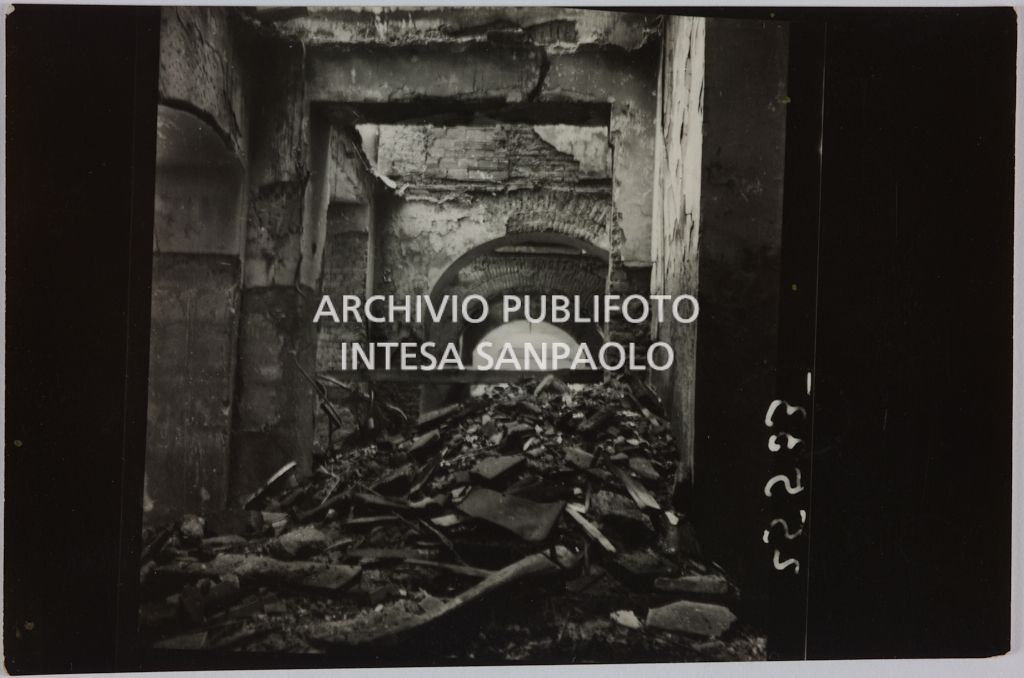 Interno del magazzino Upim, in corso Ventidue Marzo, a Milano, distrutto dai bombardamenti e ingombro di macerie