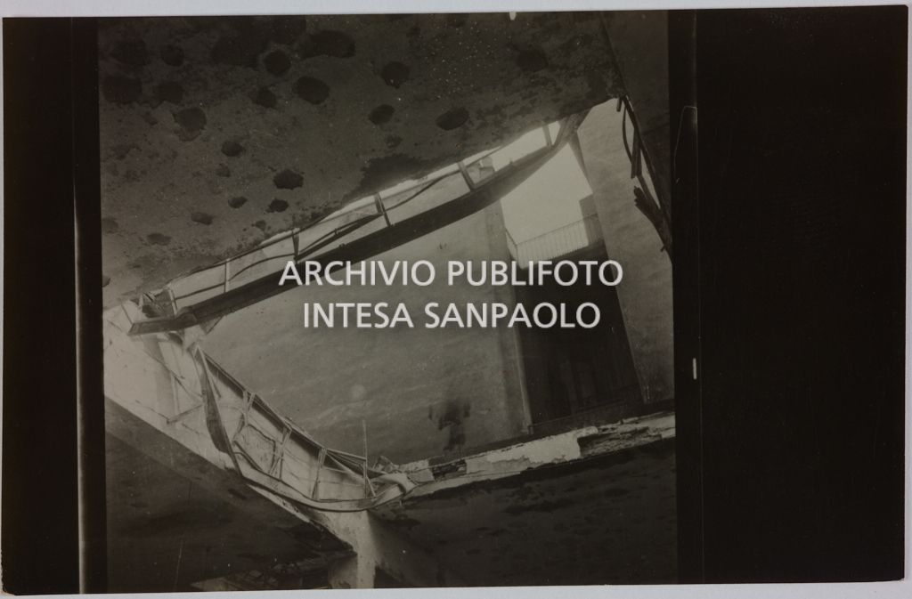 Interno del magazzino Upim, in corso Ventidue Marzo, a Milano, distrutto dai bombardamenti e ingombro di macerie