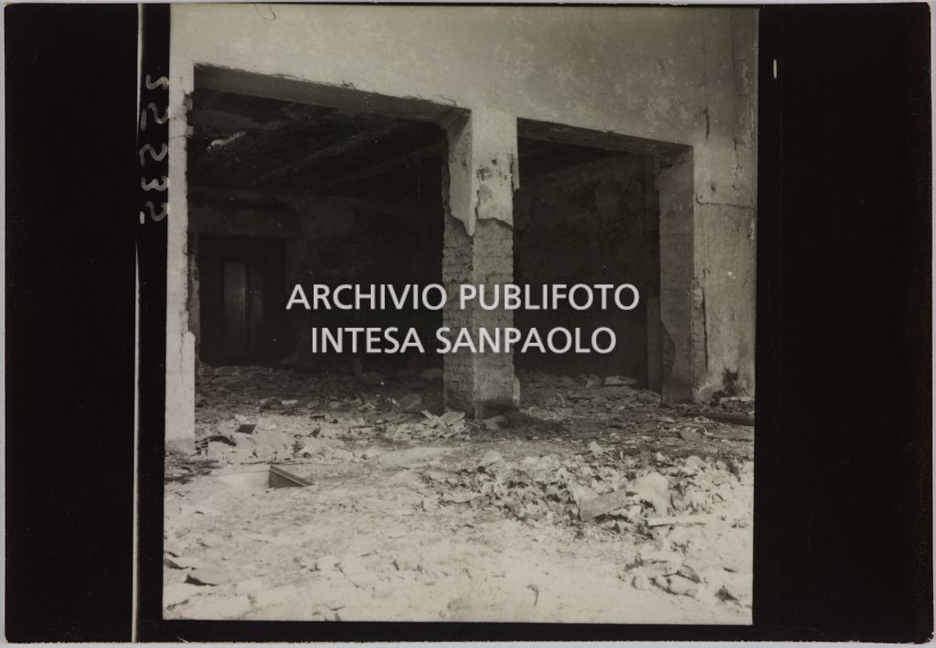 Interno del magazzino Upim, in corso Ventidue Marzo, a Milano, distrutto dai bombardamenti e ingombro di macerie