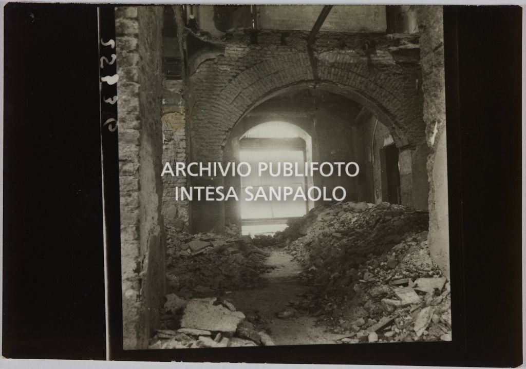 Interno del magazzino Upim, in corso Ventidue Marzo, a Milano, distrutto dai bombardamenti e ingombro di macerie