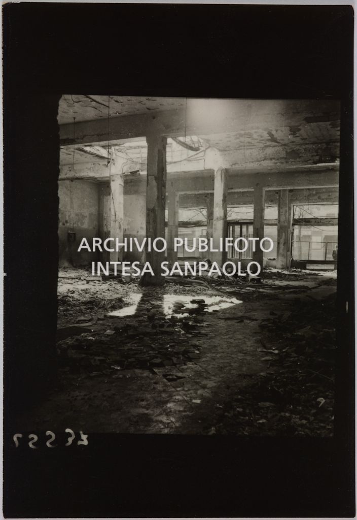 Interno del magazzino Upim, in corso Ventidue Marzo, a Milano, distrutto dai bombardamenti e ingombro di macerie