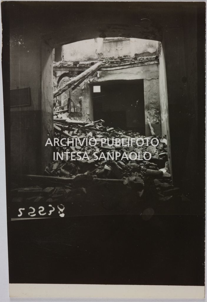 Interno del magazzino Upim, in corso Ventidue Marzo, a Milano, distrutto dai bombardamenti e ingombro di macerie