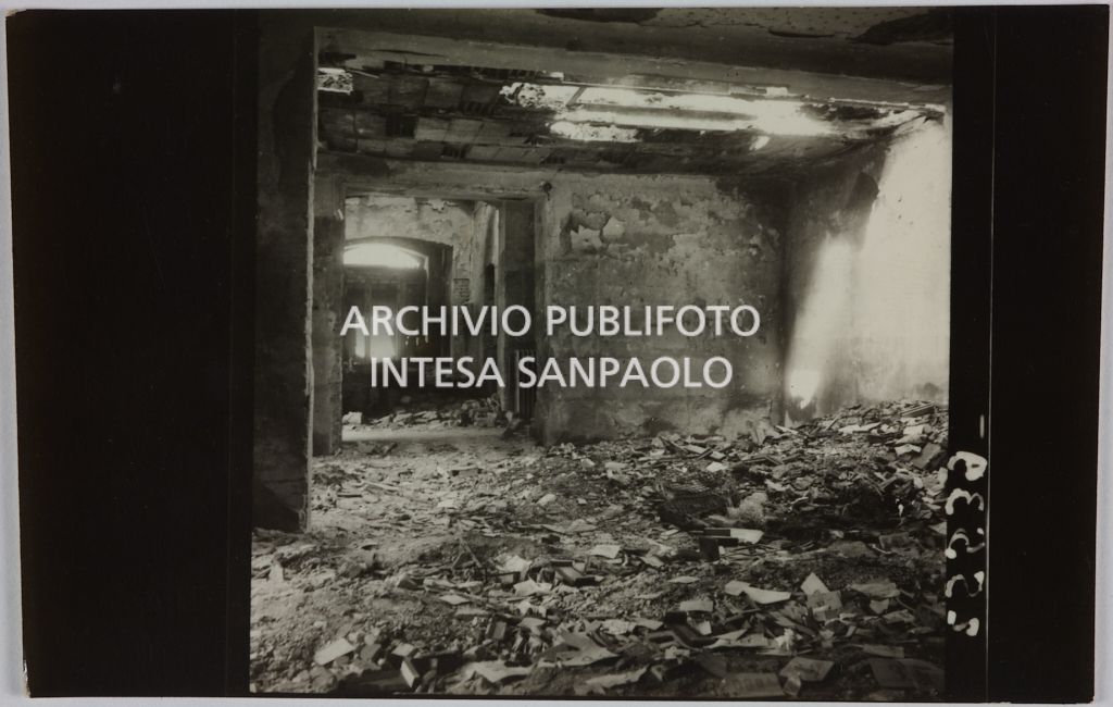 Interno del magazzino Upim, in corso Ventidue Marzo, a Milano, distrutto dai bombardamenti e ingombro di macerie