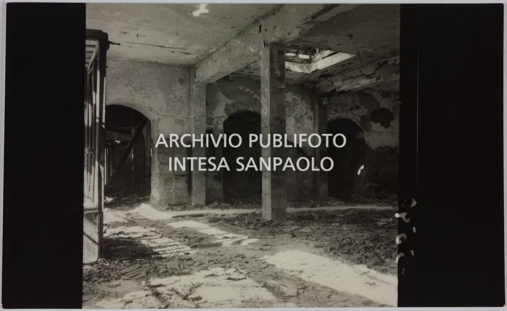 Interno del magazzino Upim, in corso Ventidue Marzo, a Milano, distrutto dai bombardamenti e ingombro di macerie