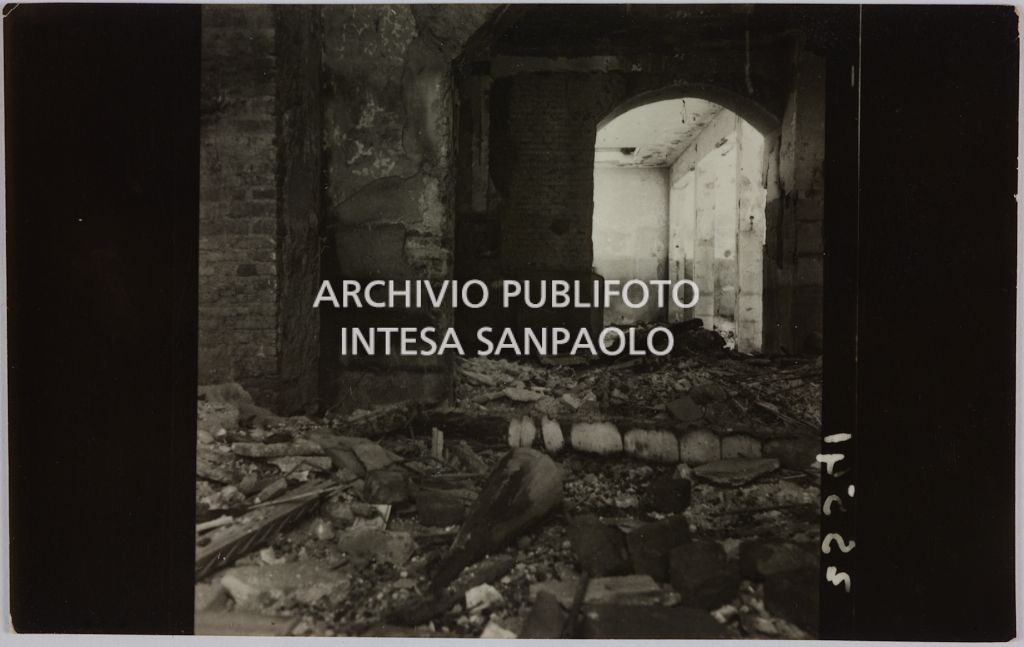 Interno del magazzino Upim, in corso Ventidue Marzo, a Milano, distrutto dai bombardamenti e ingombro di macerie