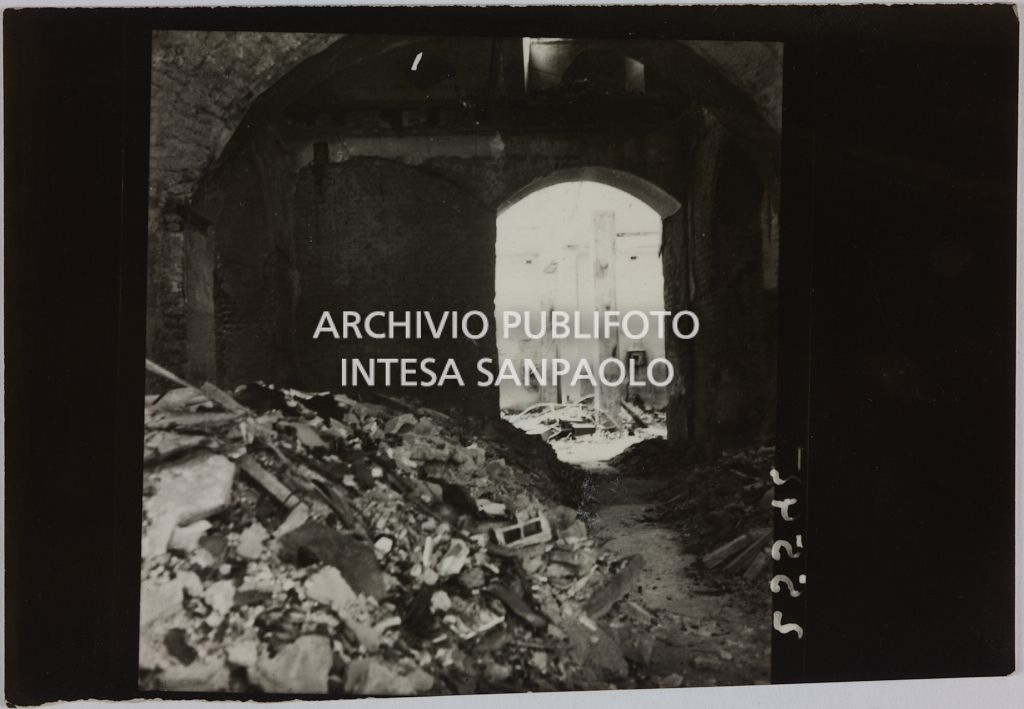 Interno del magazzino Upim, in corso Ventidue Marzo, a Milano, distrutto dai bombardamenti e ingombro di macerie