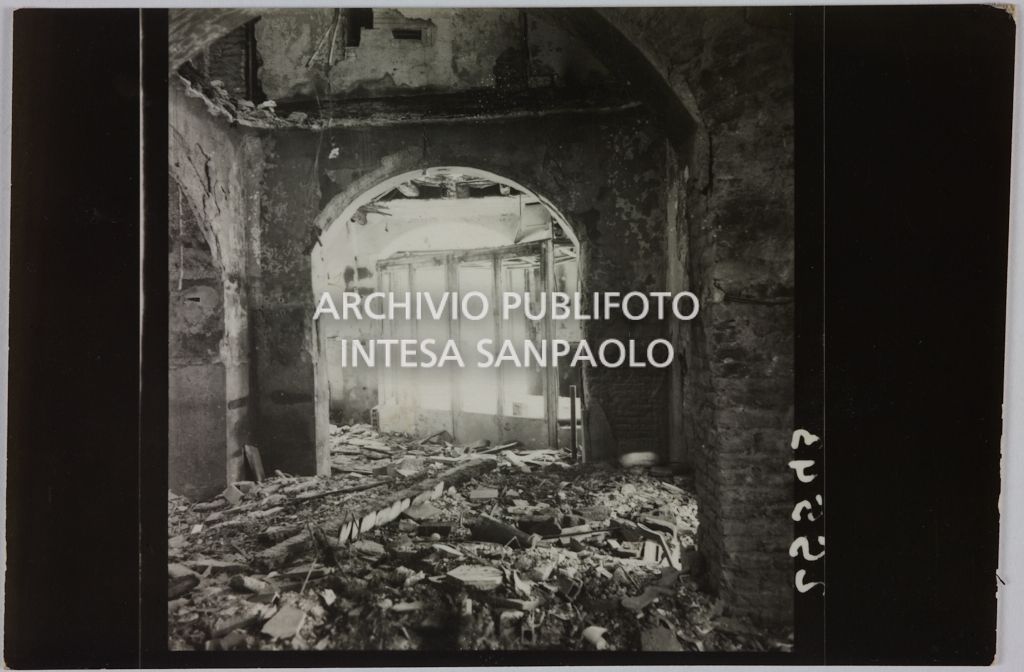 Interno del magazzino Upim, in corso Ventidue Marzo, a Milano, distrutto dai bombardamenti e ingombro di macerie