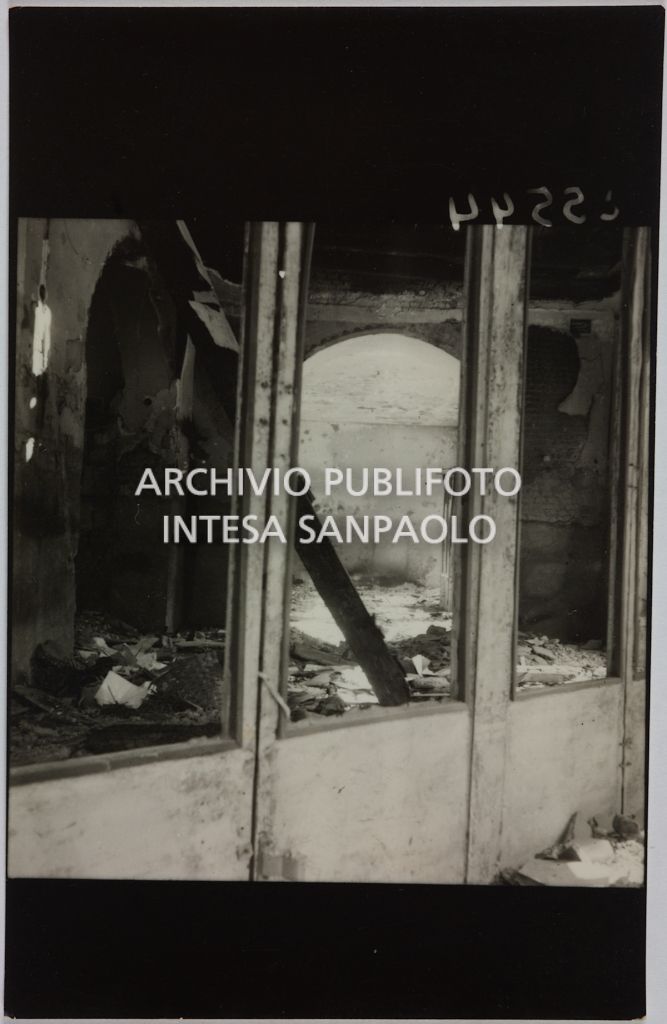 Interno del magazzino Upim, in corso Ventidue Marzo, a Milano, distrutto dai bombardamenti e ingombro di macerie