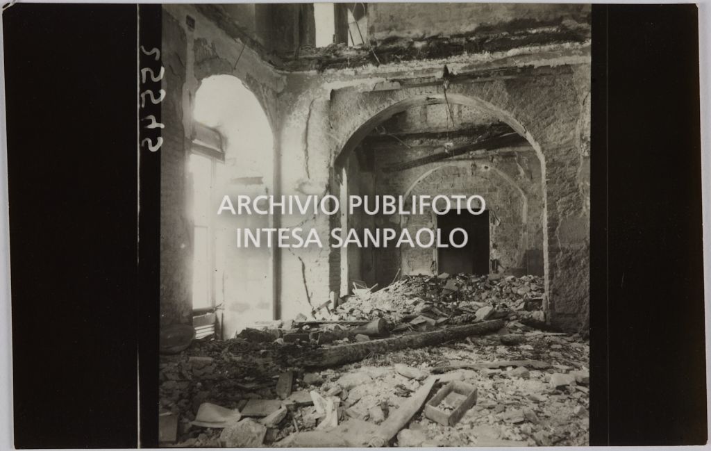 Interno del magazzino Upim, in corso Ventidue Marzo, a Milano, distrutto dai bombardamenti e ingombro di macerie