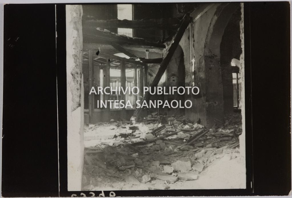 Interno del magazzino Upim, in corso Ventidue Marzo, a Milano, distrutto dai bombardamenti e ingombro di macerie