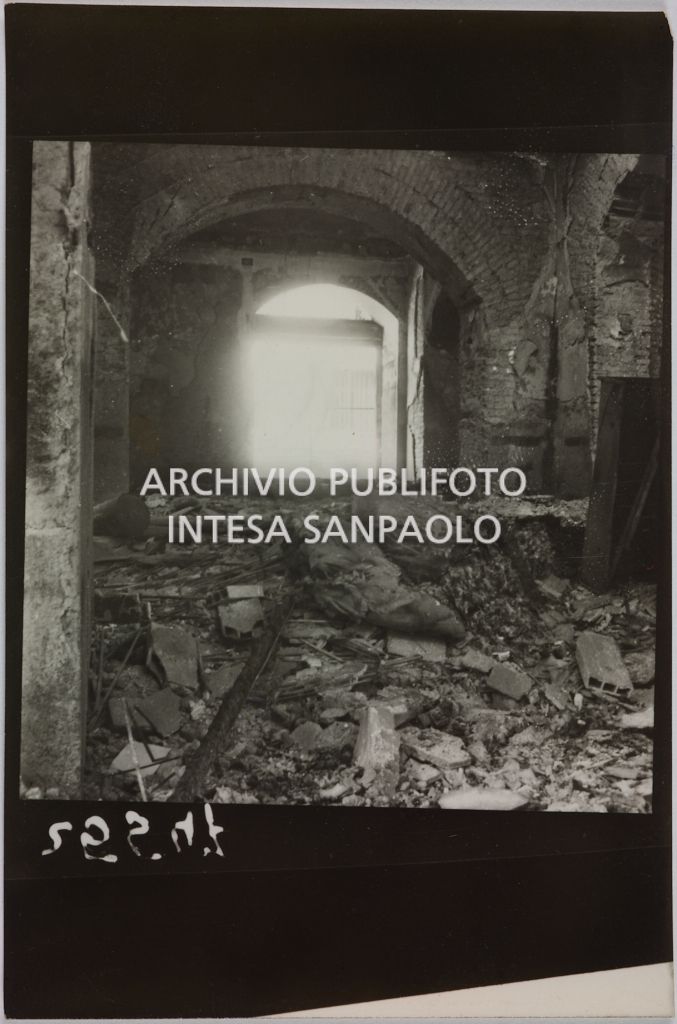 Interno del magazzino Upim, in corso Ventidue Marzo, a Milano, distrutto dai bombardamenti e ingombro di macerie