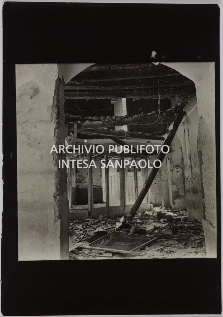 Interno del magazzino Upim, in corso Ventidue Marzo, a Milano, distrutto dai bombardamenti e ingombro di macerie