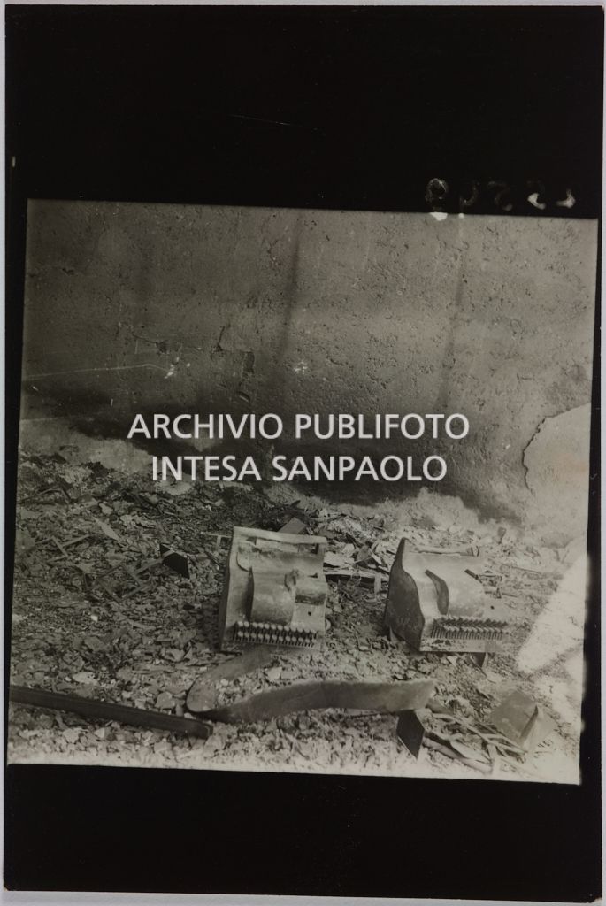 Due registratori di cassa tra le macerie dei bombardamenti che hanno distrutto il magazzino Upim, in corso Ventidue Marzo, a Milano