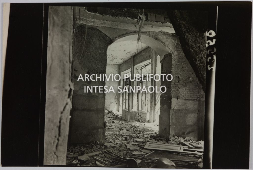 Interno del magazzino Upim, in corso Ventidue Marzo, a Milano, distrutto dai bombardamenti e ingombro di macerie
