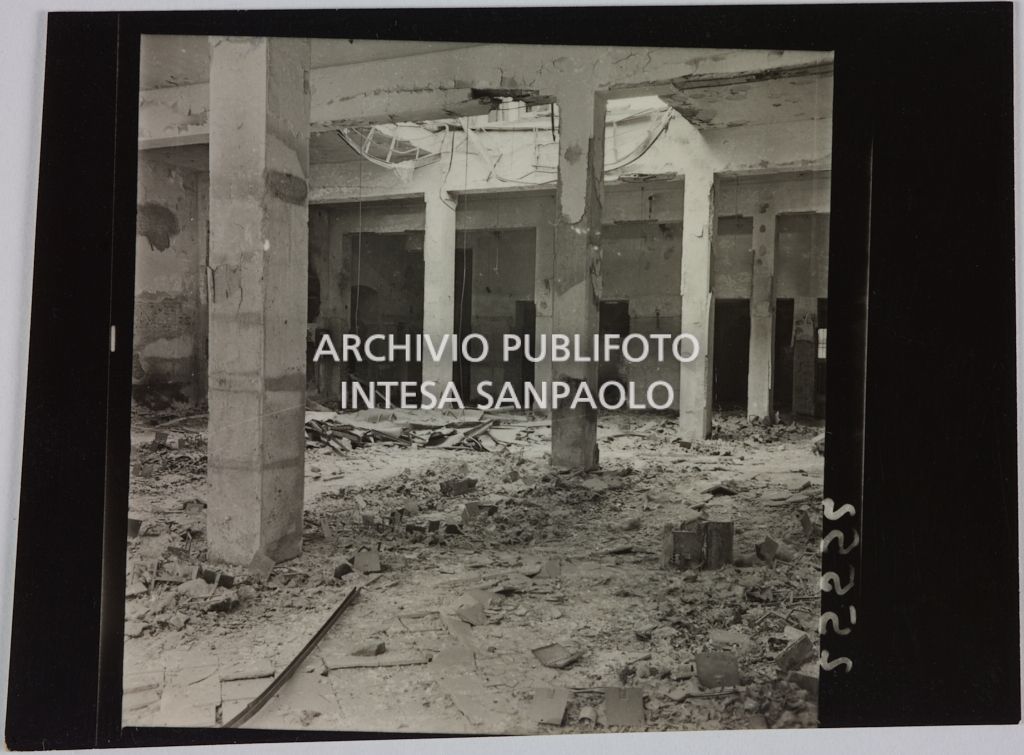 Interno del magazzino Upim, in corso Ventidue Marzo, a Milano, distrutto dai bombardamenti e ingombro di macerie