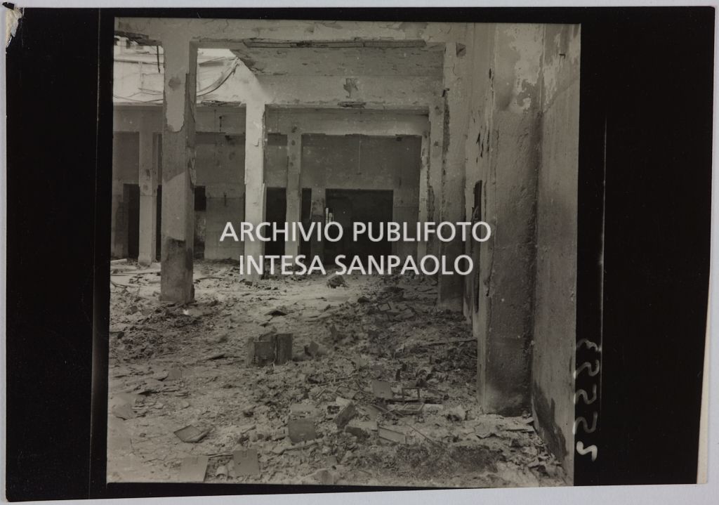 Interno del magazzino Upim, in corso Ventidue Marzo, a Milano, distrutto dai bombardamenti e ingombro di macerie