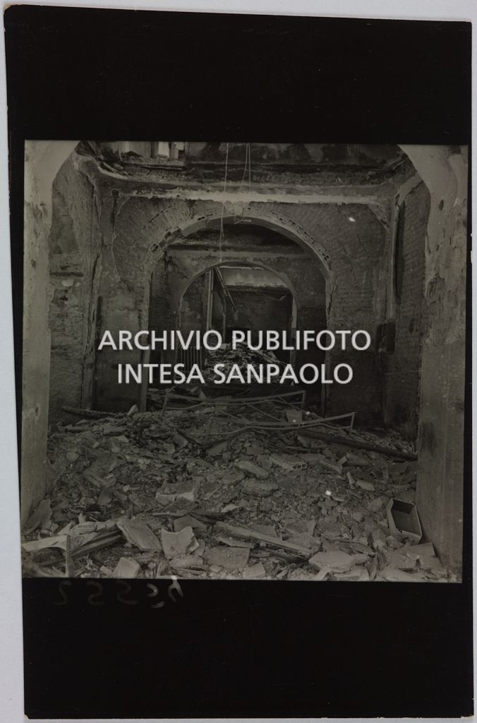Interno del magazzino Upim, in corso Ventidue Marzo, a Milano, distrutto dai bombardamenti e ingombro di macerie