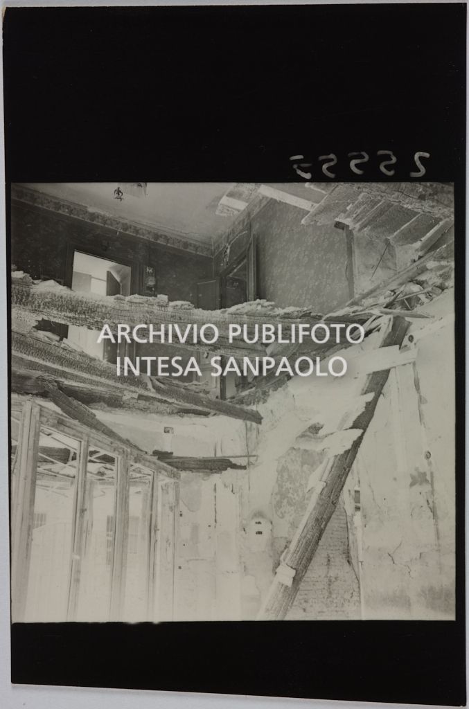 Interno del magazzino Upim, in corso Ventidue Marzo, a Milano, distrutto dai bombardamenti e ingombro di macerie