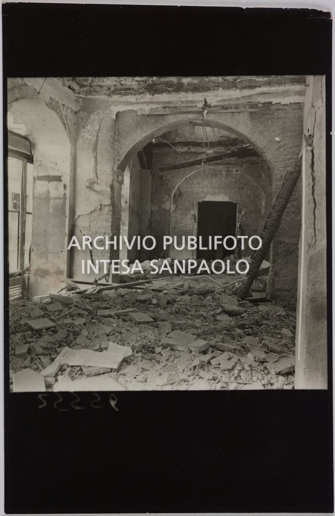 Interno del magazzino Upim, in corso Ventidue Marzo, a Milano, distrutto dai bombardamenti e ingombro di macerie