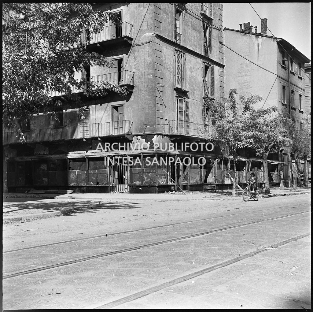 Esterno del magazzino Upim, in corso Ventidue Marzo, a Milano, gravemente danneggiato dai bombardamenti