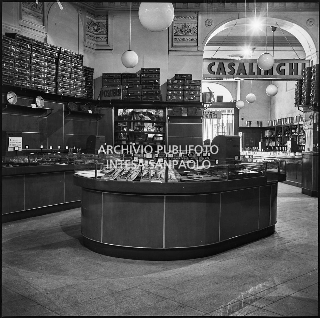 Interno del magazzino Upim in via Dante a Milano; sullo sfondo il reparto casalinghi