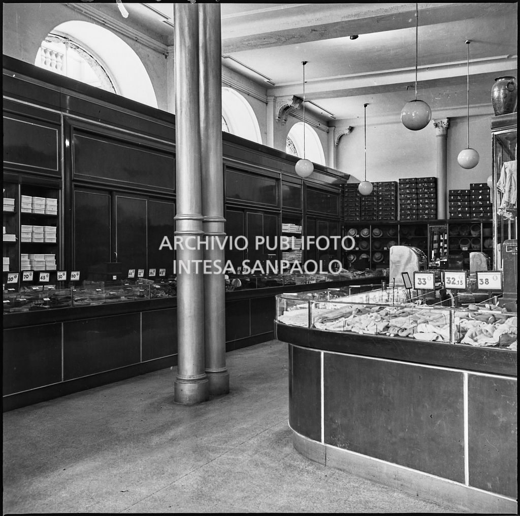 Interno del magazzino Upim in via Dante a Milano