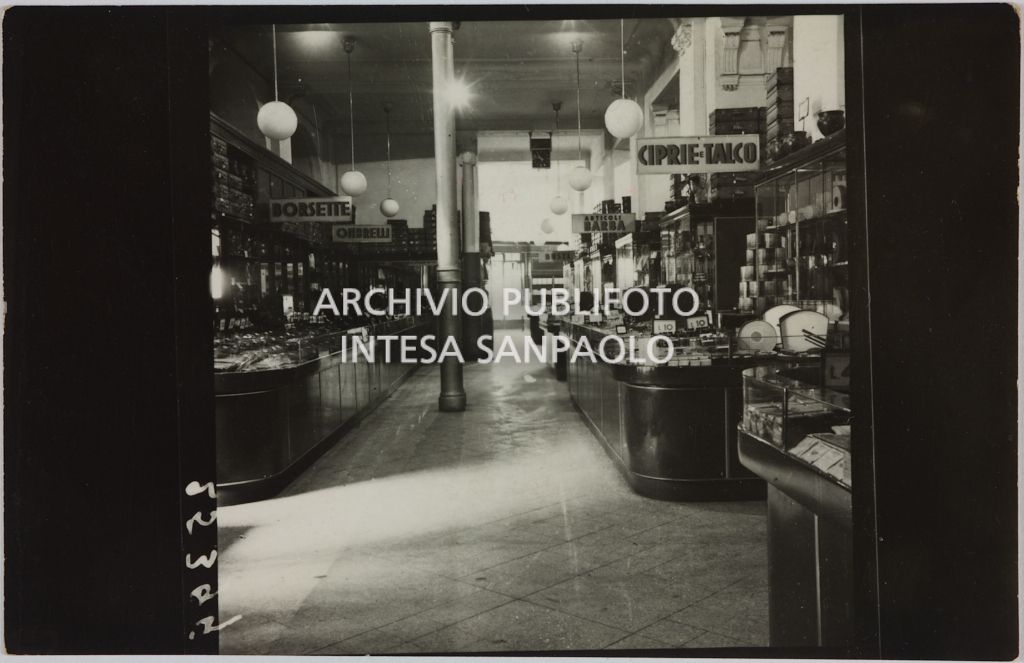 Interno del magazzino Upim in via Dante a Milano