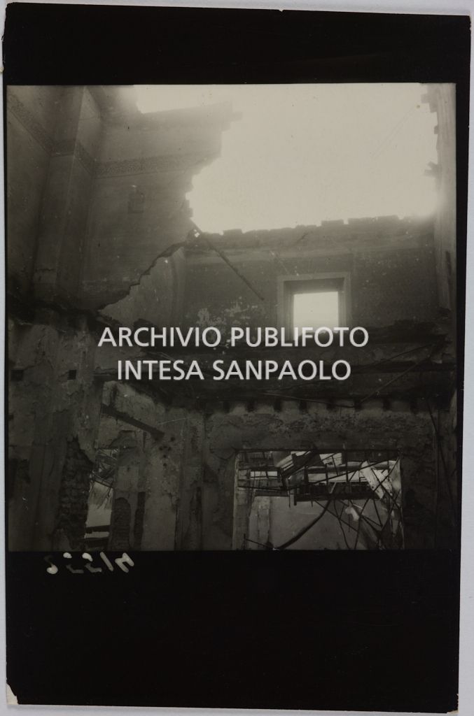 Interno del magazzino Upim, in piazzale Antonio Baiamonti, a Milano, distrutto dai bombardamenti