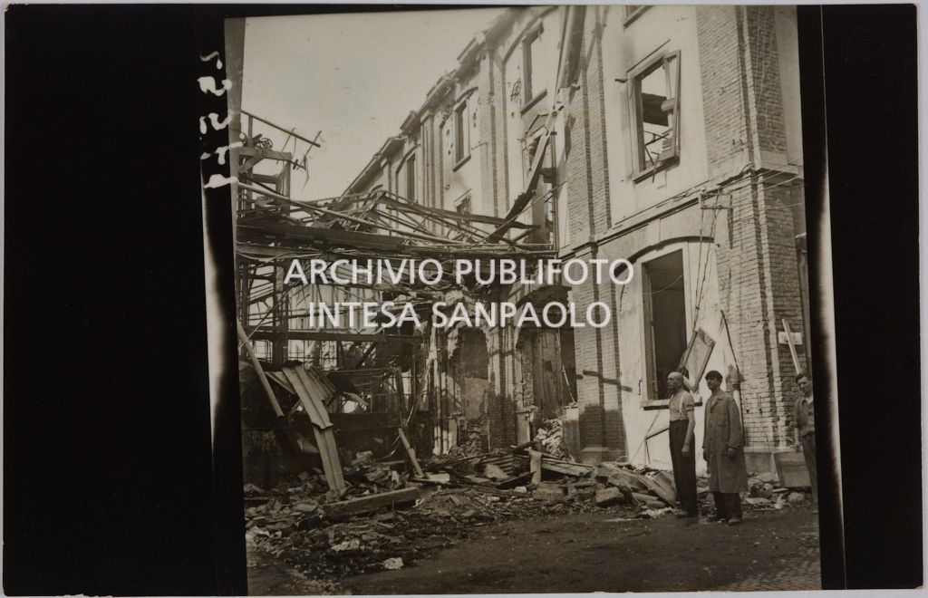 Sede centrale della Rinascente, in via Carducci a Milano danneggiata dai bombardamenti; a destra due uomini guardano la devastazione degli attacchi aerei