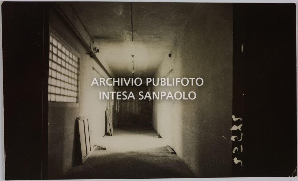 Interno di un edificio della sede centrale della Rinascente, in via Carducci a Milano, danneggiato dai bombardamenti