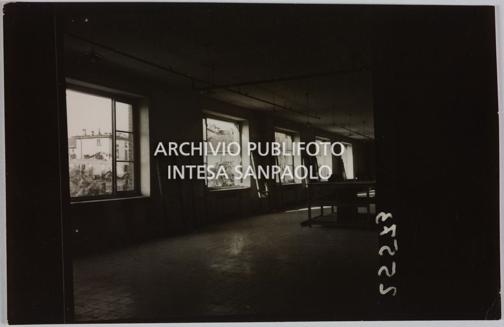 Interno di un edificio della sede centrale della Rinascente, in via Carducci a Milano, danneggiato dai bombardamenti