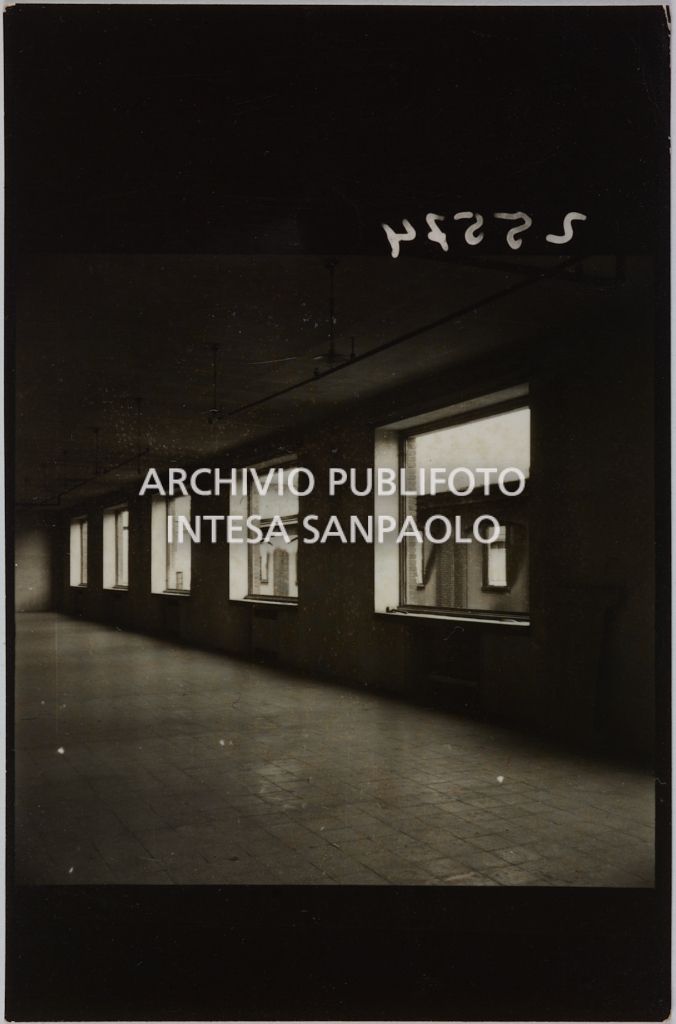 Interno di un edificio della sede centrale della Rinascente, in via Carducci a Milano, danneggiato dai bombardamenti