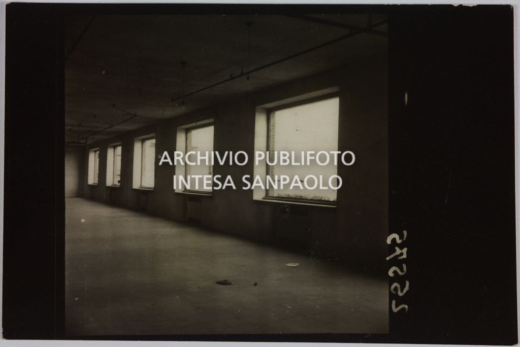 Interno di un edificio della sede centrale della Rinascente, in via Carducci a Milano, danneggiato dai bombardamenti