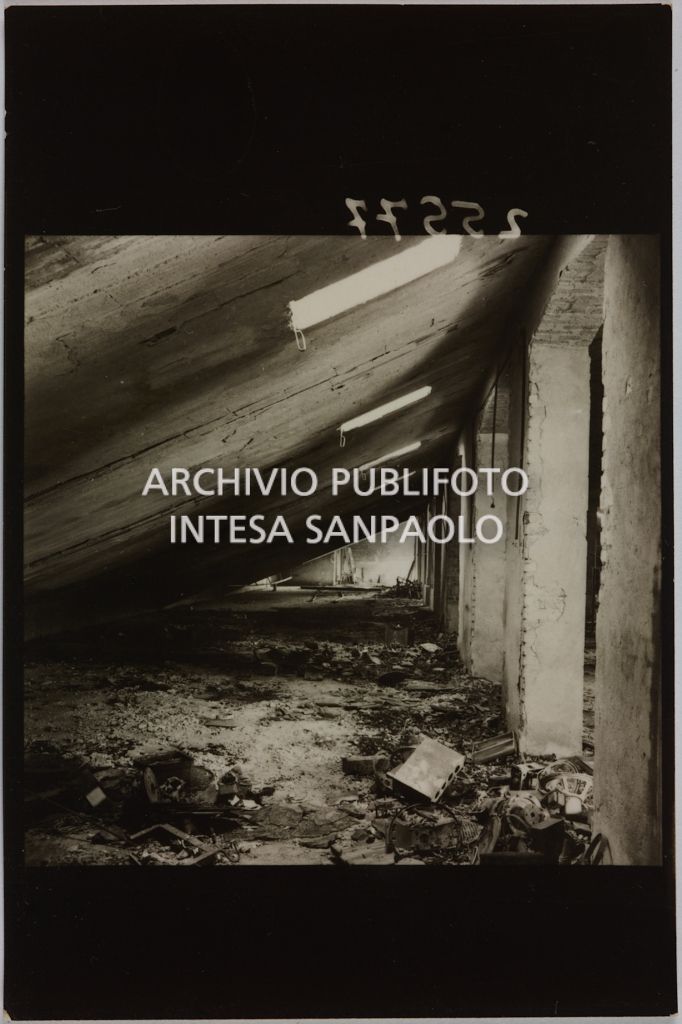 Interno di un edificio della sede centrale della Rinascente, in via Carducci a Milano, danneggiato dai bombardamenti