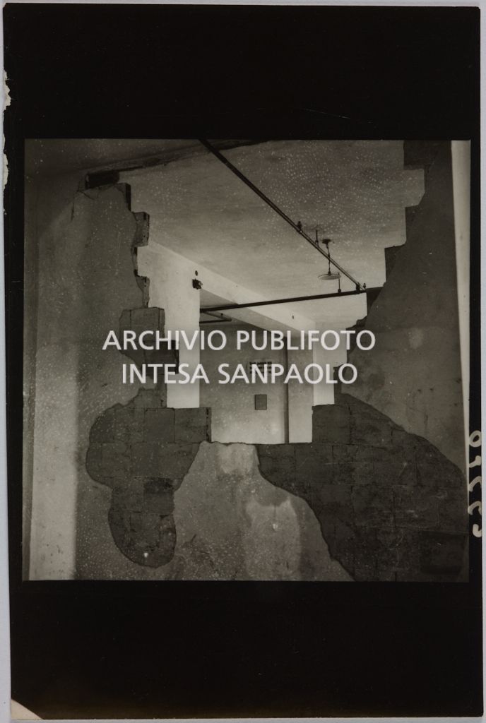 Interno di un edificio della sede centrale della Rinascente, in via Carducci a Milano, danneggiato dai bombardamenti