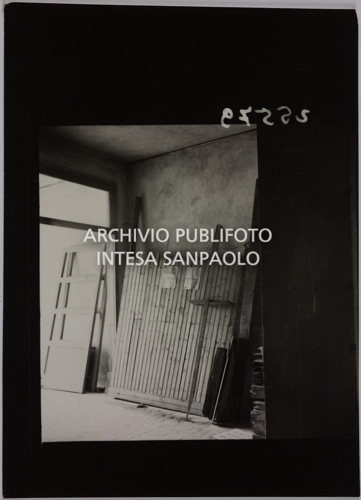 Una porta e un pannello di legno all'interno di un edificio della sede centrale della Rinascente, in via Carducci a Milano