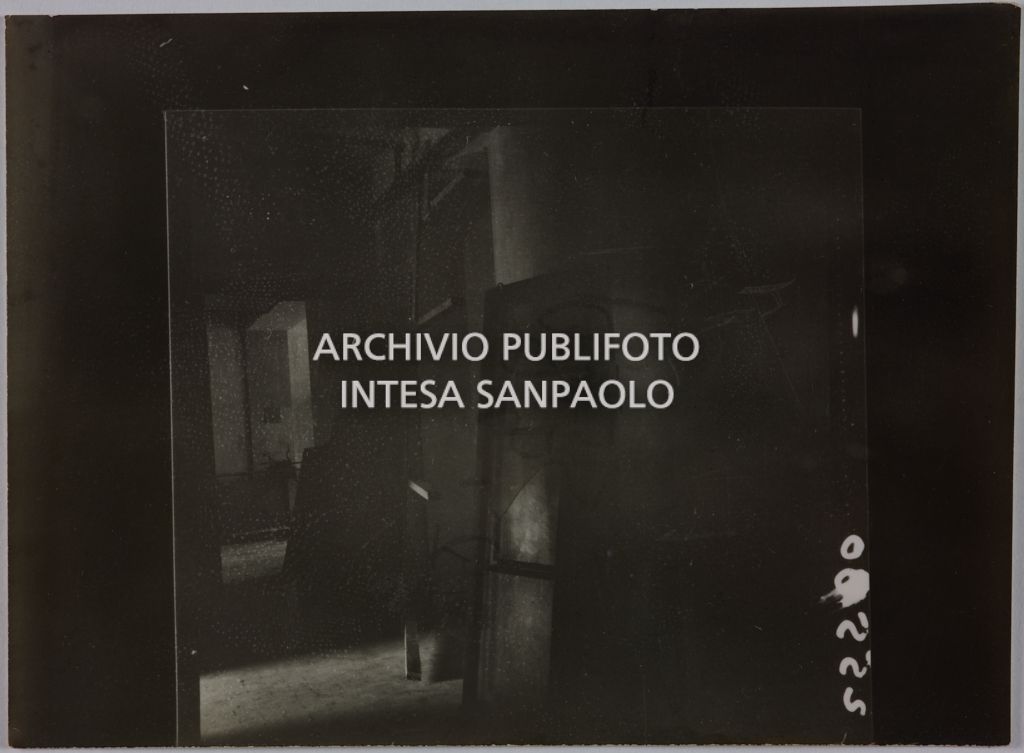 Interno di un edificio della sede centrale della Rinascente, in via Carducci a Milano, danneggiato dai bombardamenti