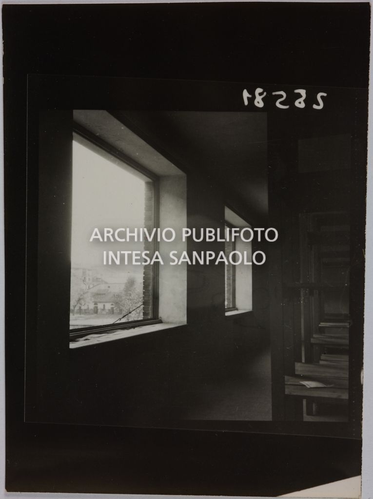 Interno di un edificio della sede centrale della Rinascente, in via Carducci a Milano, danneggiato dai bombardamenti