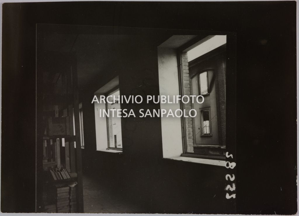 Interno di un edificio della sede centrale della Rinascente, in via Carducci a Milano, danneggiato dai bombardamenti