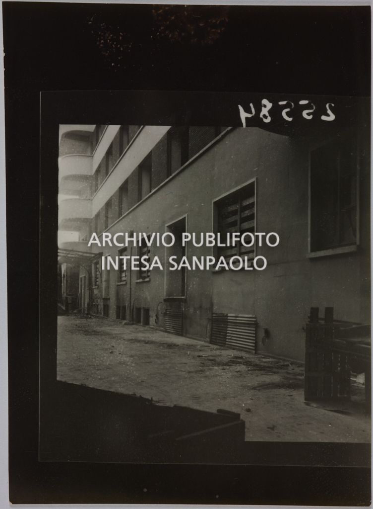 Un edificio della sede centrale della Rinascente, in via Carducci a Milano, danneggiato dai bombardamenti: alle finestre assi di legno