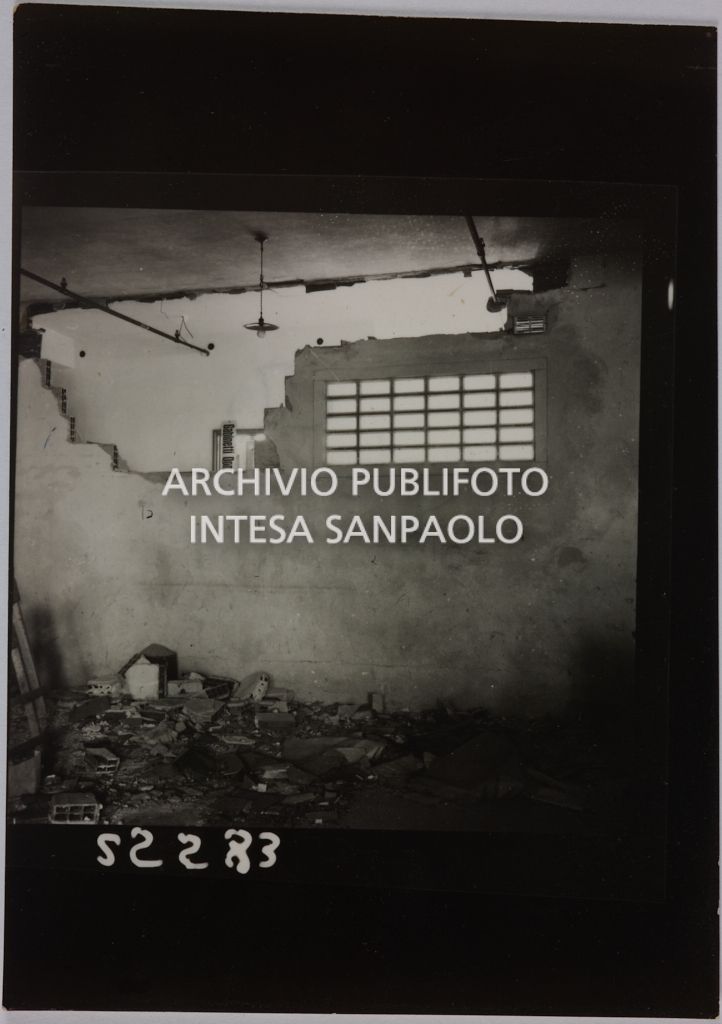 Interno di un edificio della sede centrale della Rinascente, in via Carducci a Milano, danneggiato dai bombardamenti
